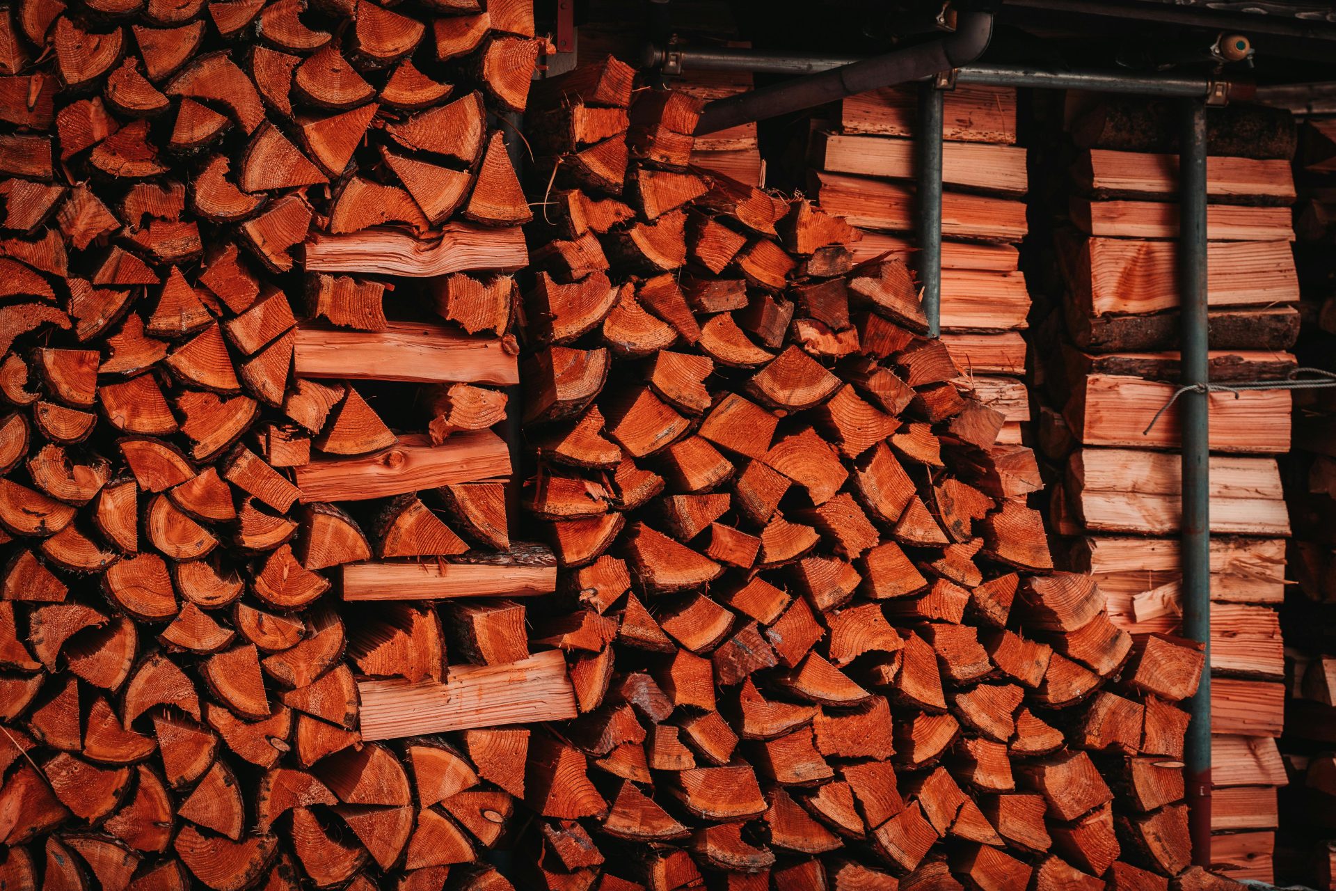 Ordentlich gestapeltes, gebrauchsfertiges Brennholz – perfekt für energieeffizientes Heizen.